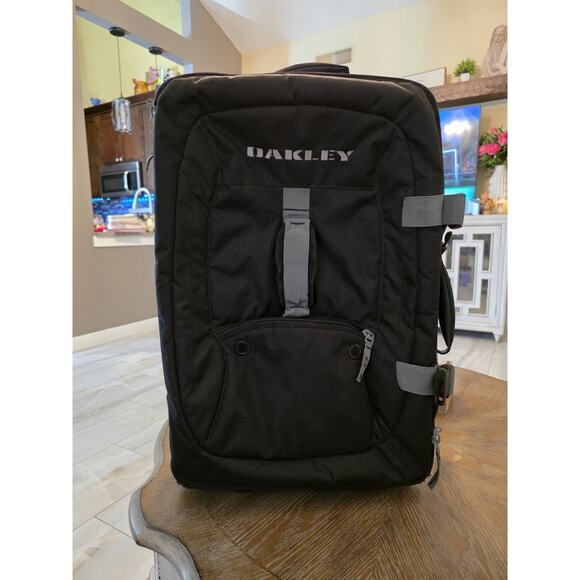 Oakley Black Canvas Rolling Wheeled Carry On Luggage Duffel Travel Bag 22" - Picture 1 of 16